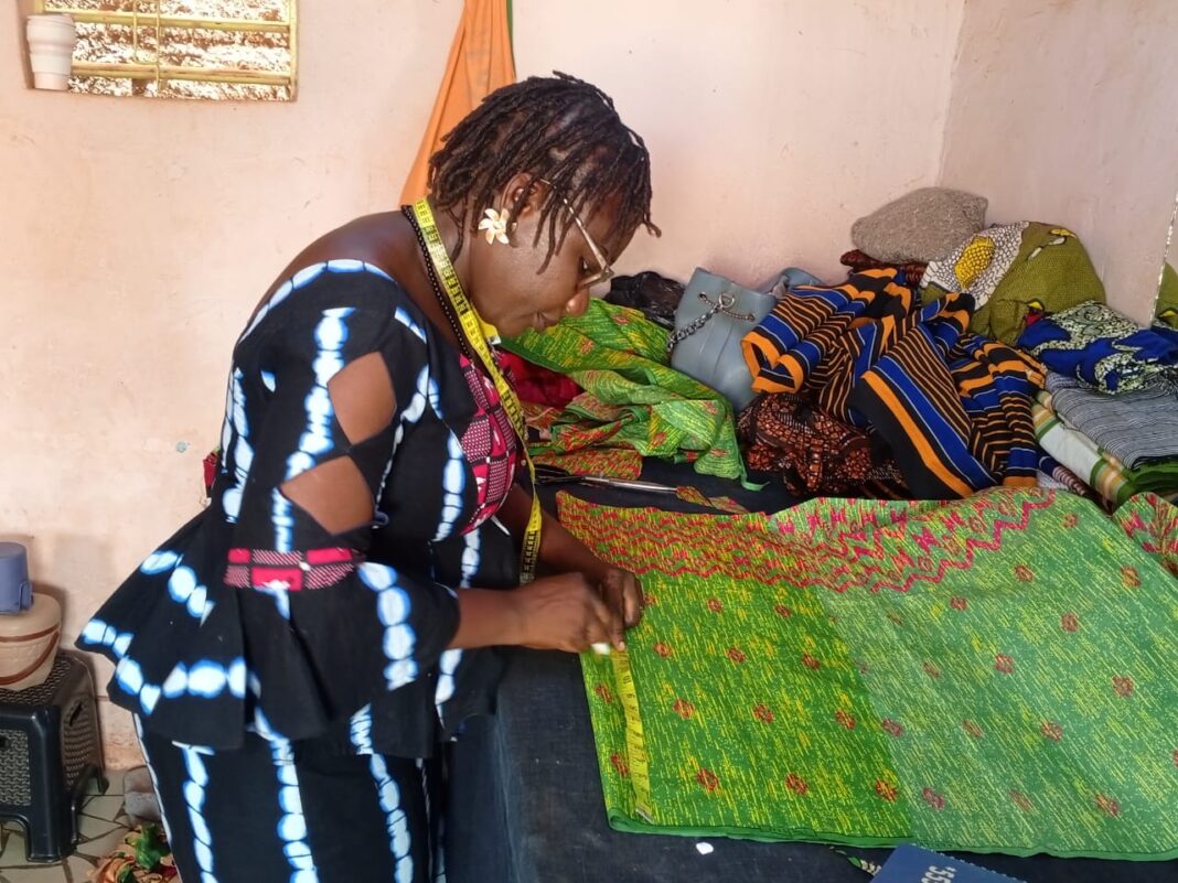 Madame Traoré en plein travail dans son atelier de couture situé au cœur de la capitale burkinabé Ouagadougou